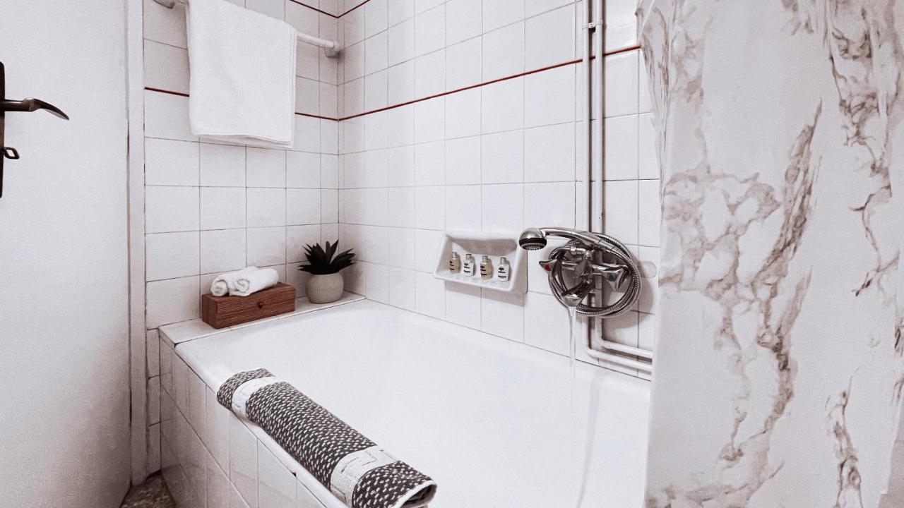 أثينا Vintage 2-Bedroom Apt In The Heart Of The City المظهر الخارجي الصورة