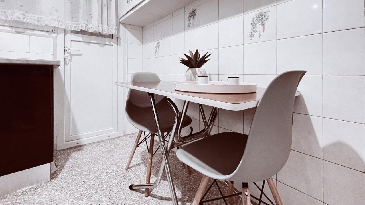 أثينا Vintage 2-Bedroom Apt In The Heart Of The City المظهر الخارجي الصورة